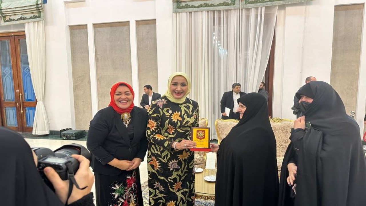 Ketum Kowani Giwo Rubianto Wiyogo (kedua kiri) bersama First Lady Iran Jamileh Alamolhoda (kedua kanan) di sela-sela pertemuan "The First International Congress for Women of Influence (ICWI)" di Teheran, Iran. (ANTARA/HO-Kowani)