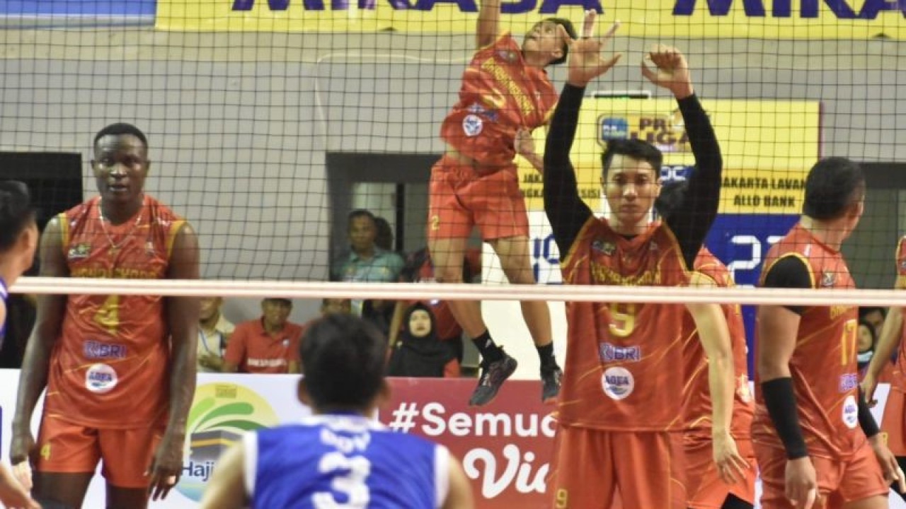 Pebola voli Jakarta Bhayangkara Presisi melakukan servis ke arah tim Jakarta LavAni Allo Bank pada pertandingan ke-37 pekan ketiga putaran pertama PLN Mobile Proliga 2023, di venue PSCC, Palembang, Sumatera Selatan, Sabtu (21/1/2023). ANTARA/M Riezko Bima Elko P