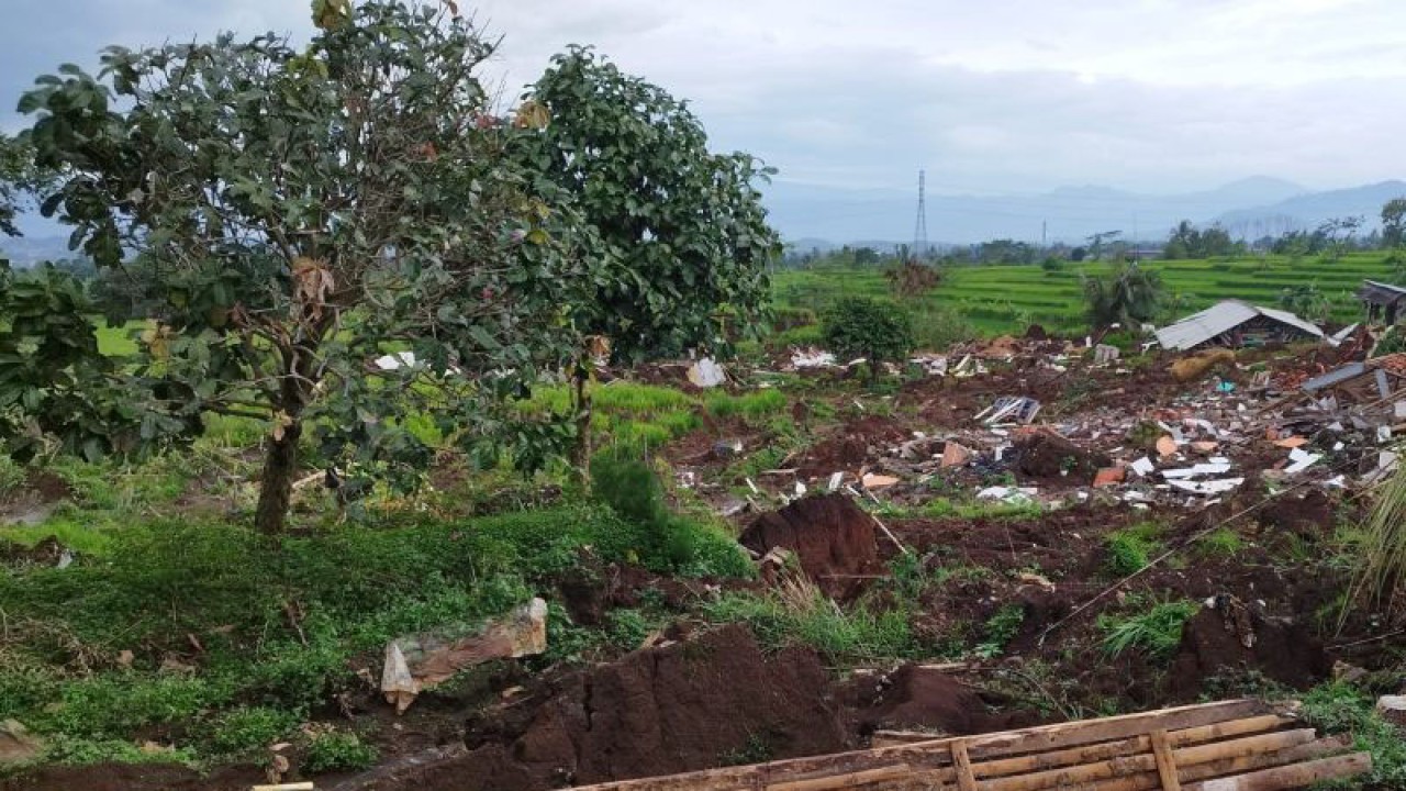 Kondisi lahan pertanian di Kampung Rawacina, Desa Nagrak, Kabupaten Cianjur, Jawa Barat, Senin (23/1/2023). Lahan tersebut tidak dapat lagi ditanami karena terdapat patahan, sehingga warga berharap mendapat lahan pengganti dari pemerintah. (FOTO ANTARA/Ahmad Fikri).