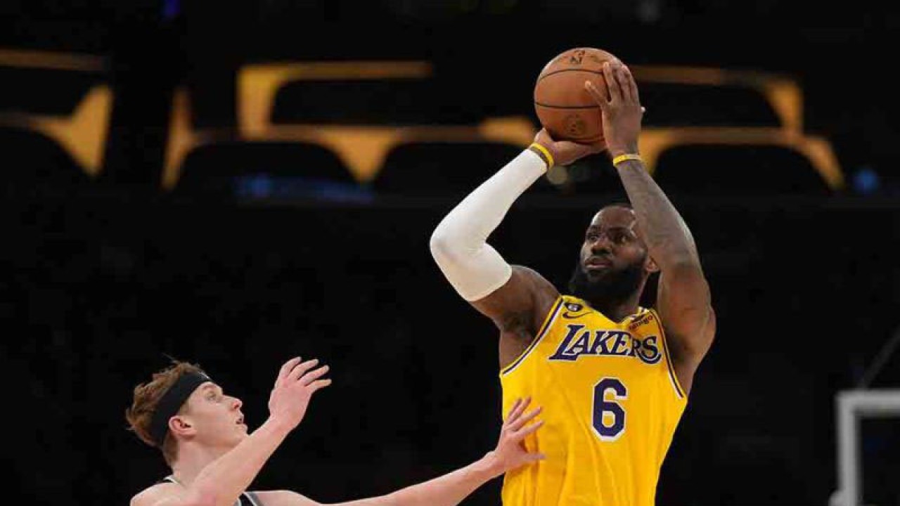 Pebasket Los Angeles Lakers LeBron James berebut bola dengan pebasket Sacramento Kings Kevin Huerter pada laga lanjutan NBA 2022-2023 di Crypto.com Arena, Los Angeles, California, Amerika Serikat, Kamis (19/1/2023). Sacramento Kings menang atas LA Lakers 116-111. ANTARA FOTO/Kirby Lee-USA TODAY Sports/rwa.