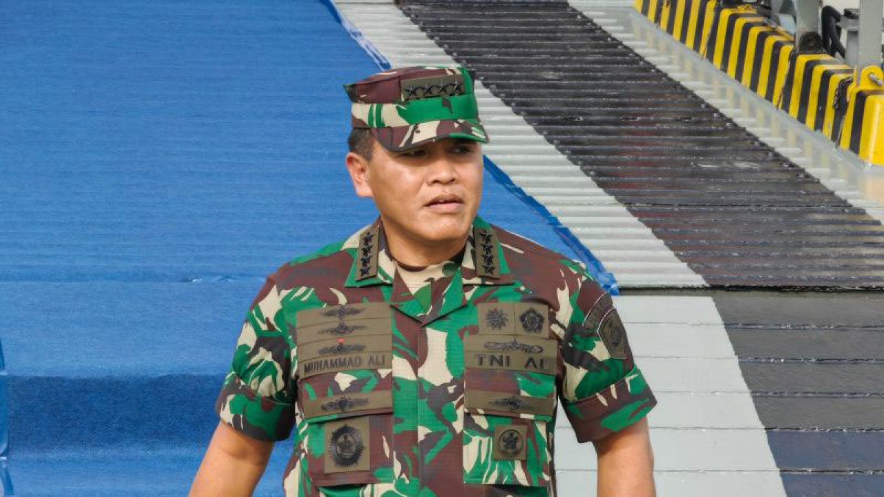 Kepala Staf TNI Angkatan Laut (Kasal) Laksamana TNI Muhammad Ali tampak meninggalkan KRI Banda Aceh (593) selepas memimpin upacara tabur bunga memperingati Hari Dharma Samudera 2023 di markas Komando Lintas Laut Militer, Jakarta, Senin (16/1/2023). ANTARA/Gilang Galiartha.