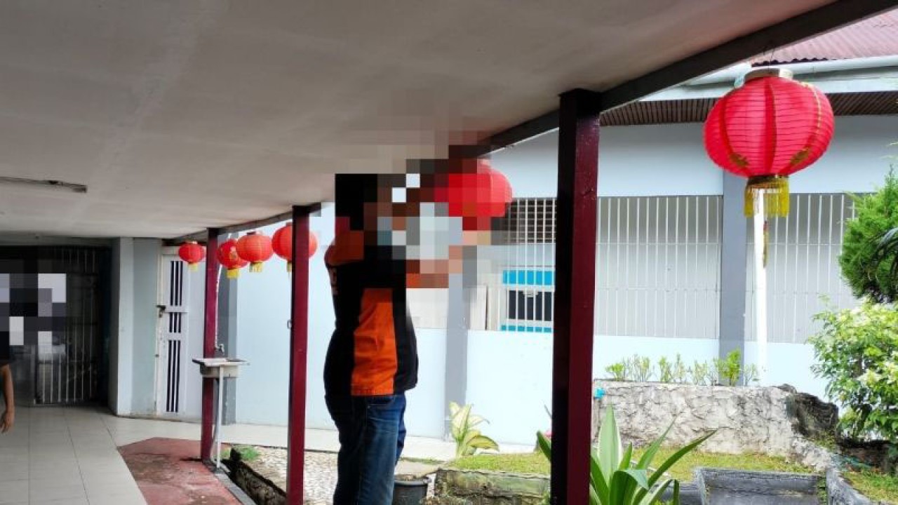Petuas Lapas Kelas IIB Singkawang memasang hiasan Lampion di sekitar Lapas untuk memerihakan perayaan Imlek dan Cap Go Meh (rudi)