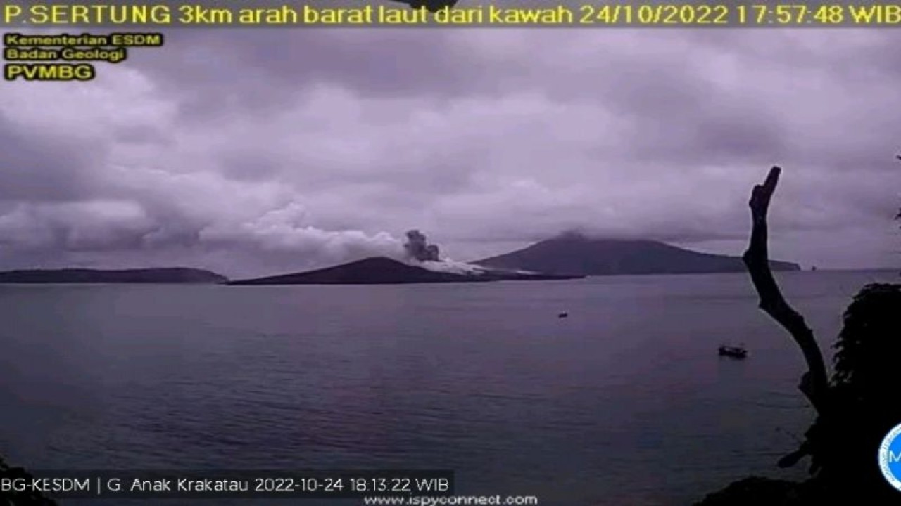 Erupsi Gunung Anak Krakatau di Lampung. (ANTARA/HO-PVMBG)