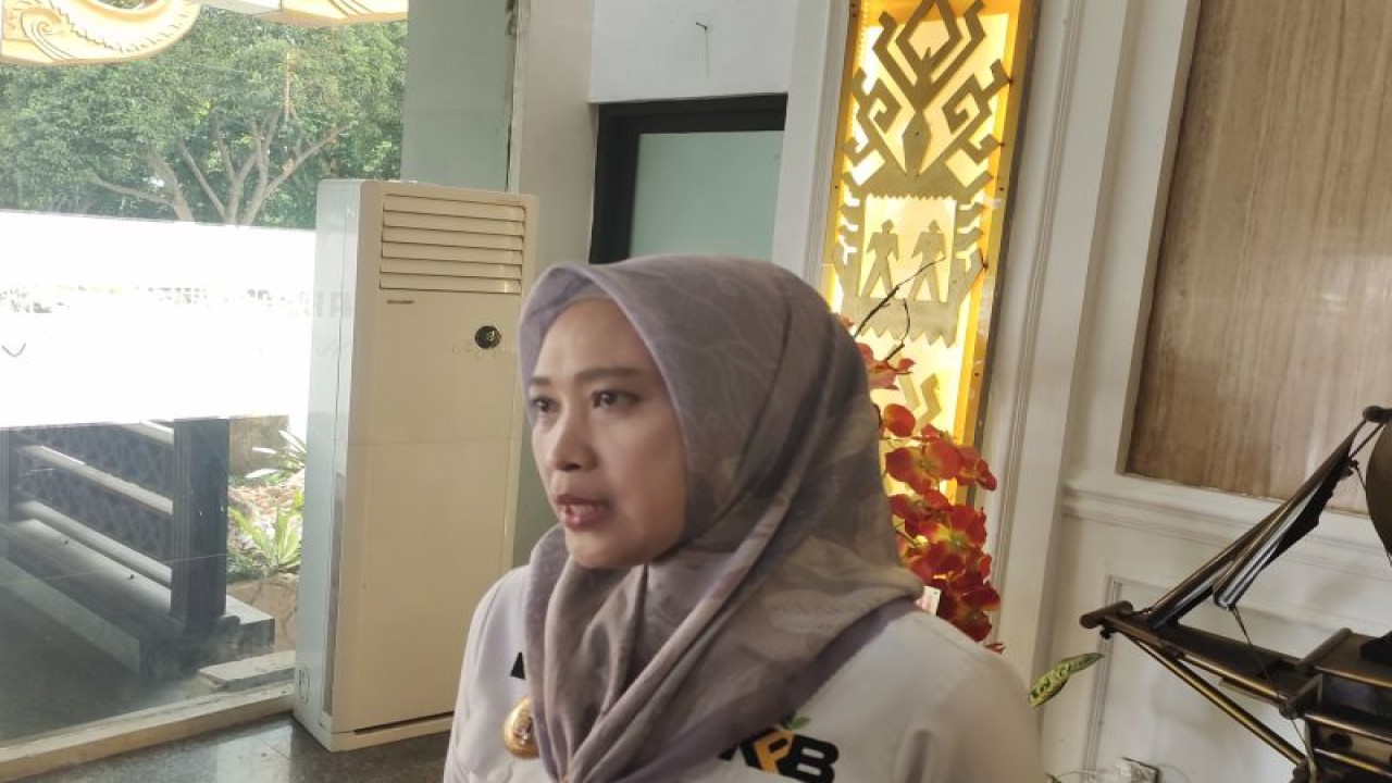 Kepala Dinas Perindustrian dan Perdagangan Provinsi Lampung Elvira Umihanni saat memberi keterangan. Bandarlampung, Rabu (11/1/2023). ANTARA/Ruth Intan Sozometa Kanafi.