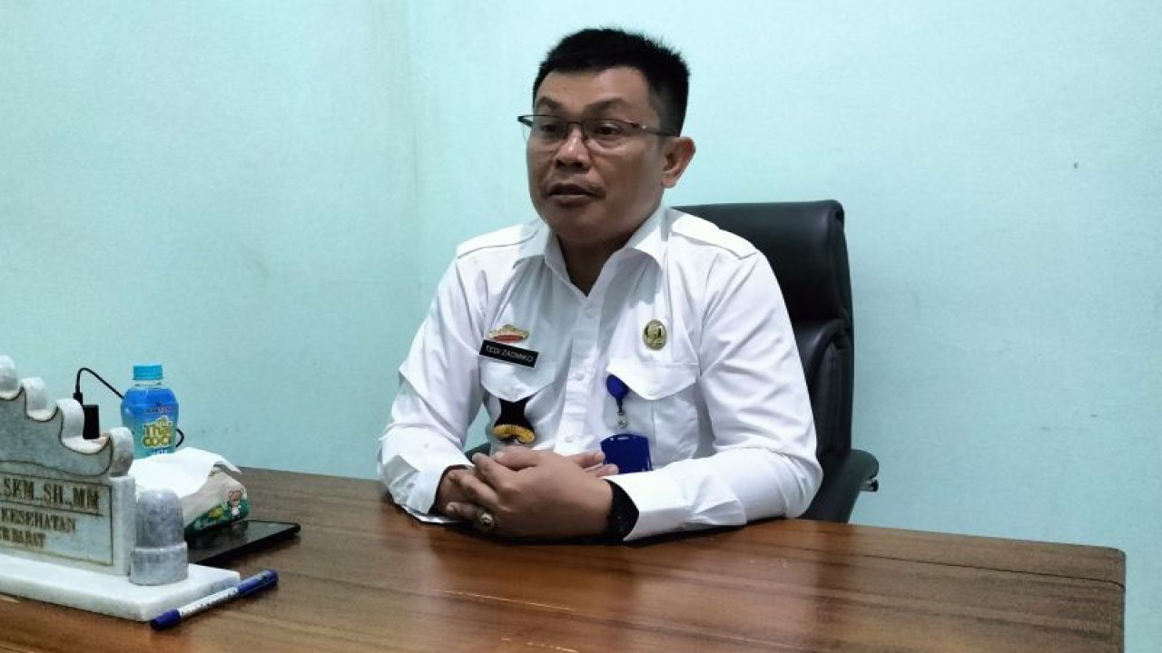 Kepala Dinas Kesehatan Kabupaten Pesisir Barat saat diwawancarai (ANTARA/Riadi Gunawan)