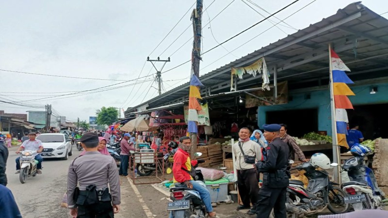 Jajaran Polda Lampung meningkatkan patroli rutin di siang hari pada sejumlah pasar tradisional di Lampung. ANTARA/HO-Polda Lampung.