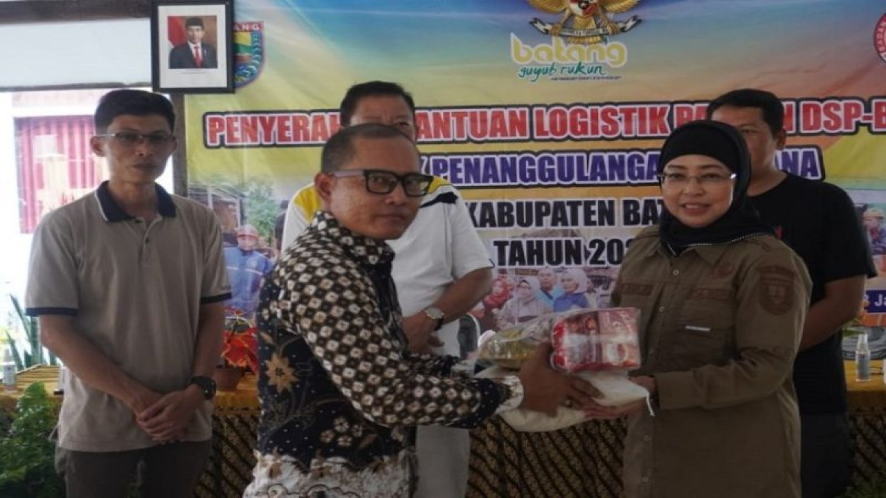 Penjabat Bupati Batang, Jateng, Lani Dwi Rejeki menyerahkan bantuan logistik pangan pada warga terdampak banjir yang diwakilkan melalui para camat, Jumat (13/1/2023). (FOTO ANTARA/HO-Humas Kabupaten Batang)