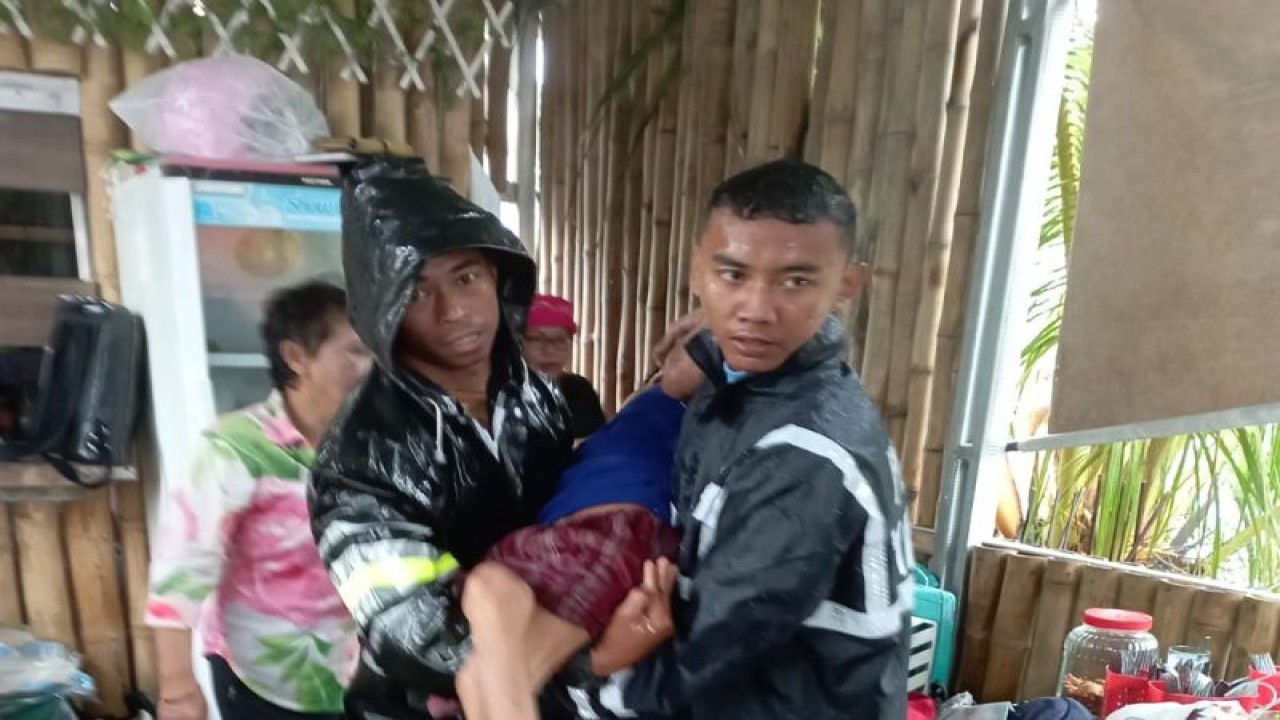 Personel.Lanud Sam Ratulangi melakukan evakuasi warga yang tinggal di bantaran sungai. ANTARA/HO-Pen Lanud Sam Ratulangi (1)