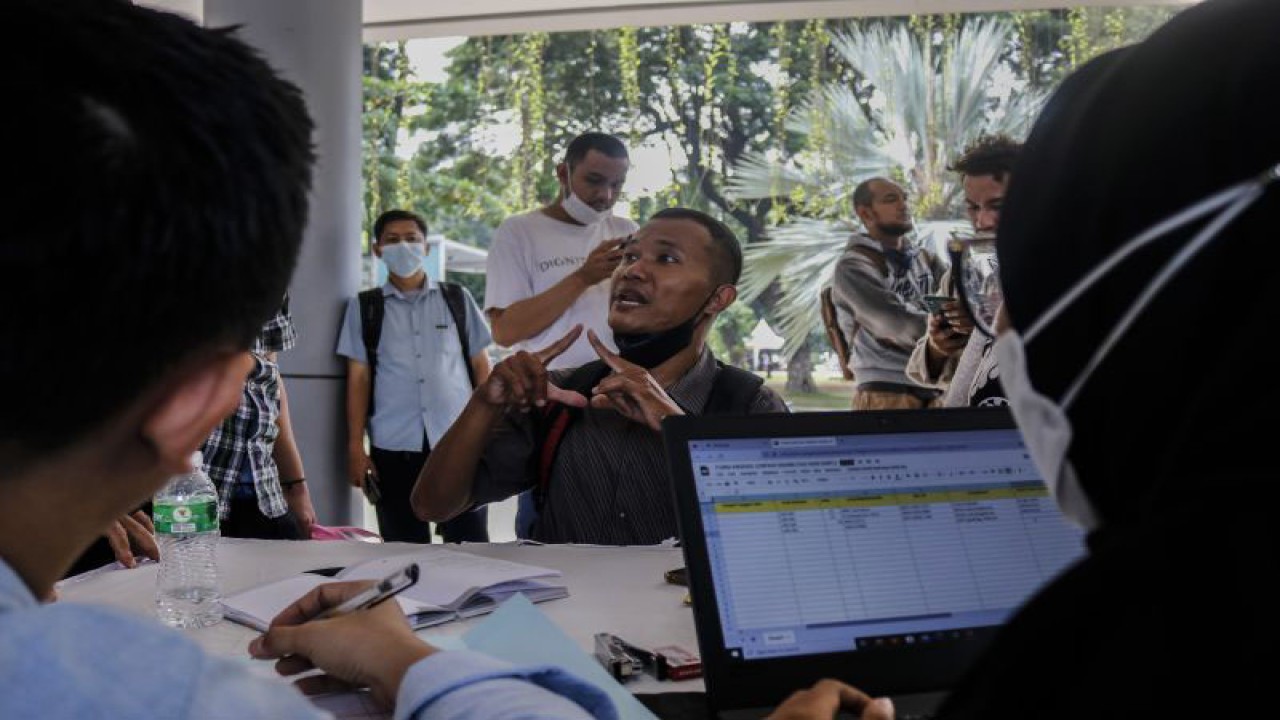 Penyandang disabilitas mencari informasi lowongan kerja dalam pameran bursa kerja di Lapangan Banteng, Jakarta, Sabtu (3/12/2022). Pemerintah Provinsi DKI Jakarta dan Baznas menggelar acara tersebut untuk menyambut Hari Disabilitas Internasional sekaligus menyerap tenaga kerja terampil dari kalangan penyandang disabilitas. ANTARA FOTO/Darryl Ramadhan/hp.