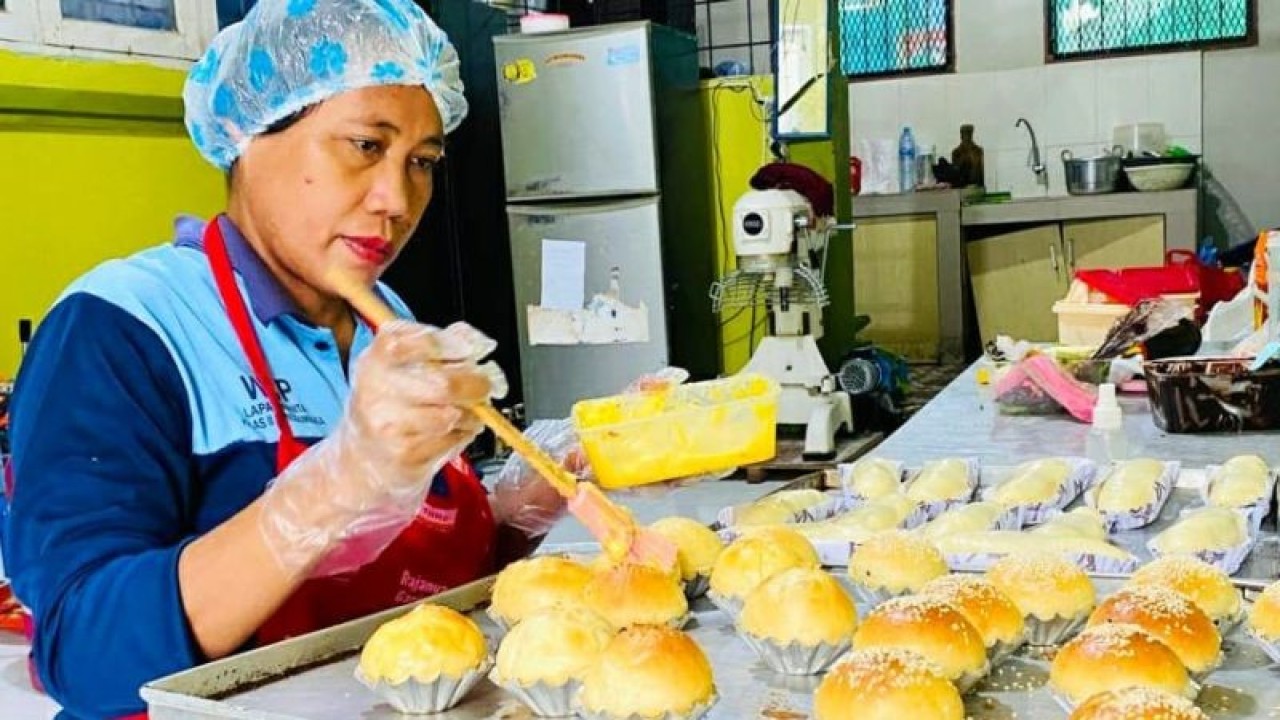 Warga Binaan Pemasyarakatan (WBP) Lembaga Pemasyarakatan Perempuan (LPP) Sungguminasa, Gowa, sedang membuat roti untuk bekal setelah bebas, Jumat (13/1/2023). ANTARA/HO-LPP Sungguminasa.