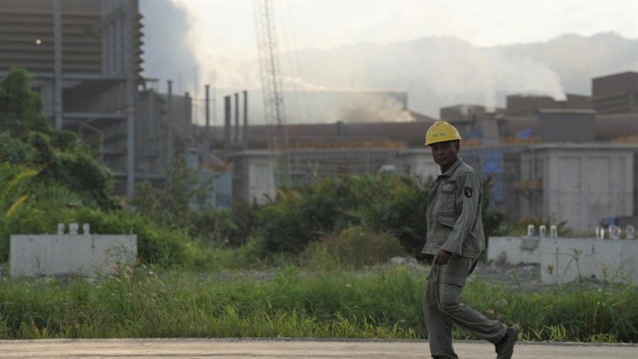 Seorang TKA berjalan di area tungku pembakaran nikel di salah satu perusahaan smelter di Kecamatan Morosi, Konawe, Sulawesi Tenggara, Jumat (9/9/2022). . ANTARA FOTO/Jojon/aww.