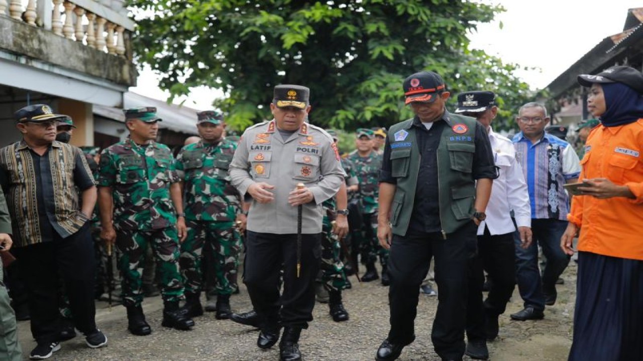 Kapolda Maluku bersama Forkopimda Maluku dan Kepala BNPB saat meninjau lokasi dampak gempa di KKT, Kamis. (ANTARA/HO-Polda Maluku)