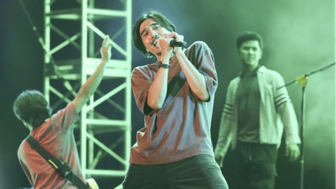 Band Sheila On 7 menghibur penonton pada konser "Tunggu Aku di Jakarta" di Jiexpo Kemayoran, Jakarta, Sabtu (28/01/2023). Dalam penampilannya, Sheila On 7 membawakan beberapa lagu hits seperti Dan, Kita, Hari Bersamanya, dan Tunggu Aku di Jakarta. (ANTARA FOTO/Rivan Awal Lingga)