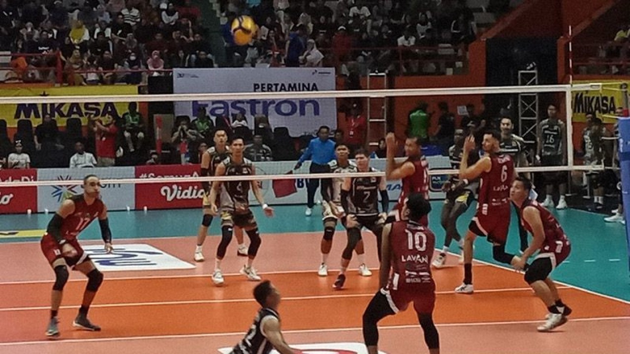 Pertandingan antara Jakarta LavAni Allo Bank dan Surabaya BIN Samator pada laga lanjutan PLN Mobile Proliga 2023 Putaran Pertama Pekan Kedua di GOR Satria, Purwokerto, Kabupaten Banyumas, Minggu (15/1/2023). ANTARA/Sumarwoto