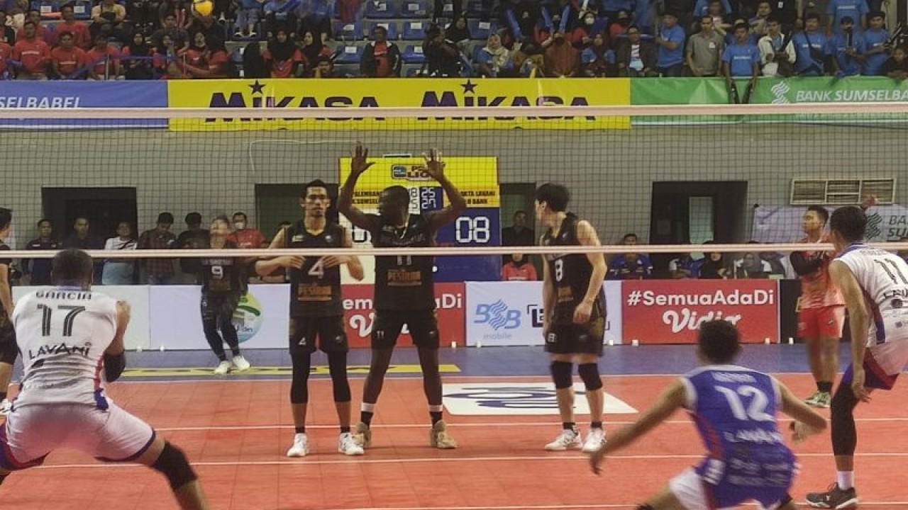 Tim bola voli putra Palembang Bank SumselBabel dipaksa menyerah 2-3 saat berhadapan dengan Jakarta LavAni Allo Bank dalam laga pembuka PLN Mobile Proliga 2023 pekan ketiga putaran pertama seri Palembang, Sumatera Selatan, Kamis (19/1/2023) malam. (ANTARA/M Riezko Bima Elko P/23)