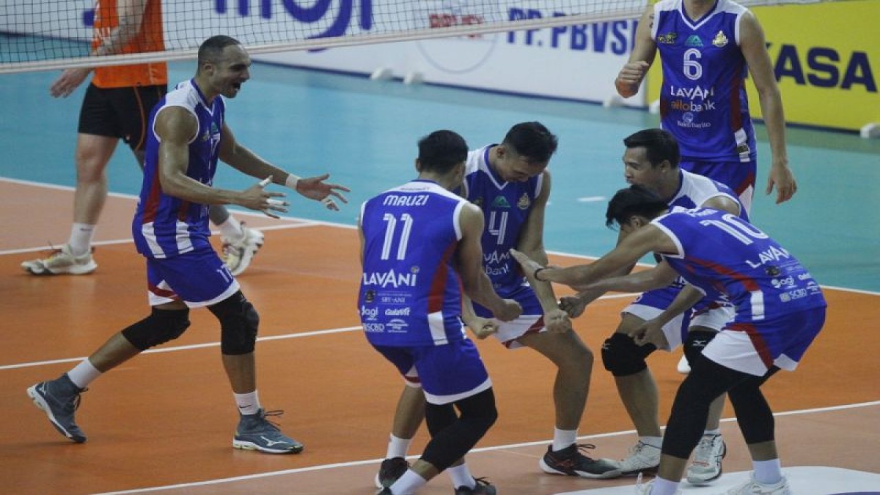 Pemain Jakarta LavAni Allo Bank merayakan kemenangan atas Jakarta BNI 46 dengan skor 3-0 (25-20, 25-23, 25-20) pada laga perdana PLN Proliga 2023 di GOR Jalak Harupat, Bandung, Jawa Barat, Kamis (5/1/2023) . (Antara HO-PBVSI)