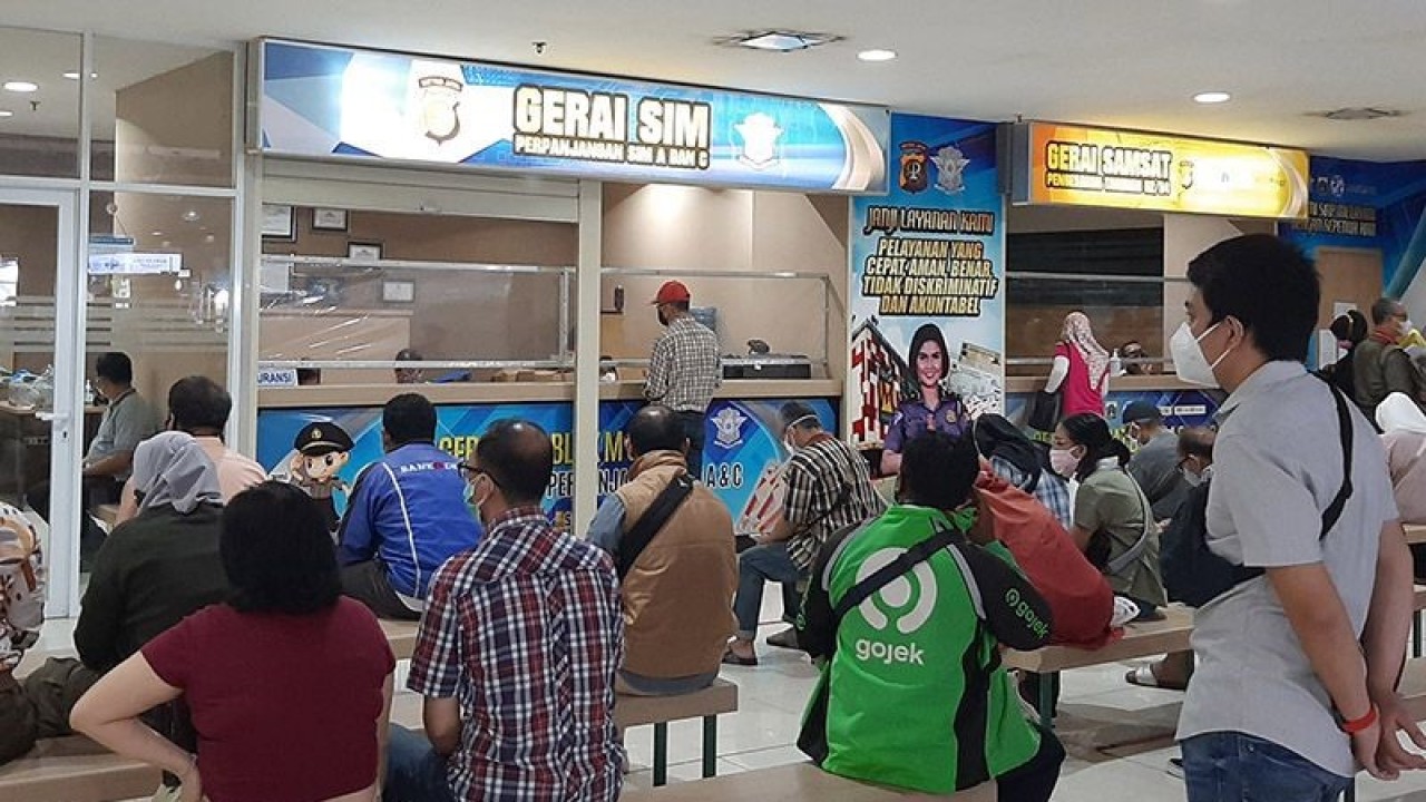 Arsip Foto - Sejumlah warga tengah mengantre membayar pajak kendaraan bermotor di gerai samsat Blok M Square, Kebayoran Baru, Jakarta Selatan, Kamis (19/8/2021). ANTARA/Sihol Hasugian/aa.