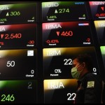 Layar menampilkan pergerakan perdagangan saham di Bursa Efek Indonesia (BEI), Jakarta, Senin (2/1/2023). ANTARA FOTO/Hafidz Mubarak A/foc.-1672905590
