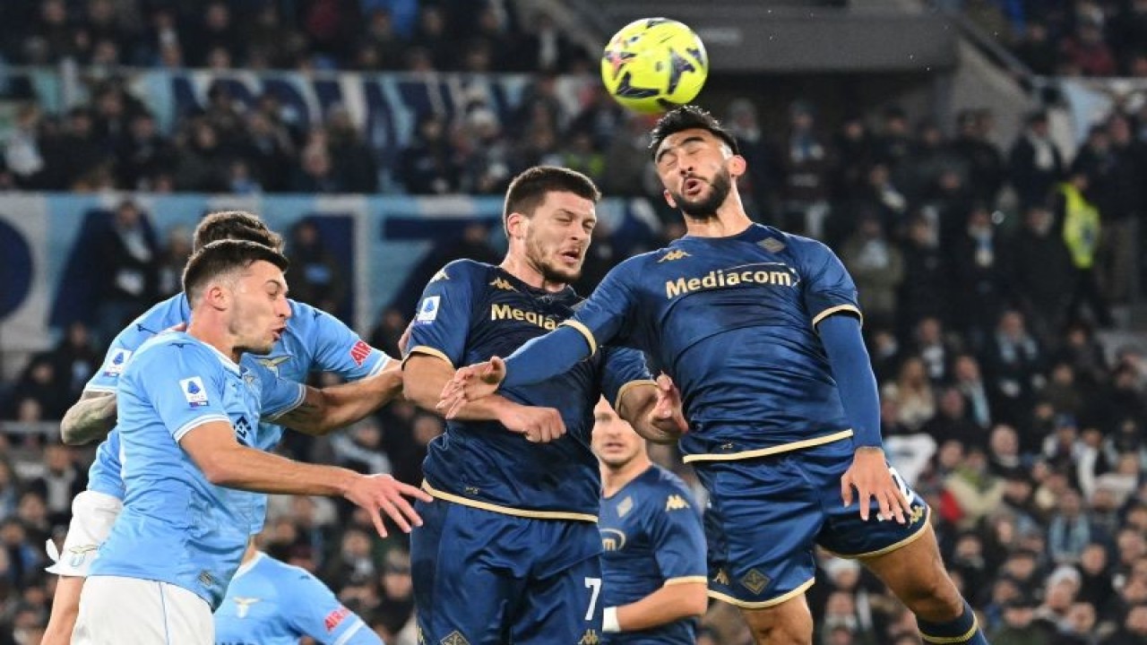 Penyerang Fiorentina Nicolas Gonzalez (kanan) menyundul bola pada pertandingan Liga Italia melawan Lazio yang dimainkan di Stadion Olimpico, Roma, Senin (30/1/2023). (ANTARA/AFP/ALBERTO PIZZOLI)