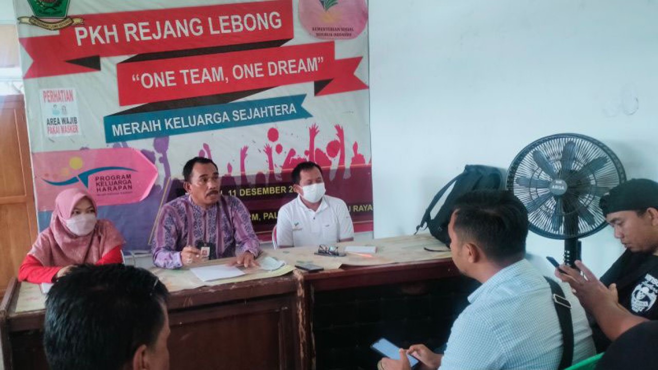 Kementerian Sosial memberikan penjelasan penyaluran bansos Pena untuk 11 pelaku UMKM Kabupaten Rejang Lebong yang sempat tertunda, Jumat, (13/1/2023). ANTARA/Nur Muhamad