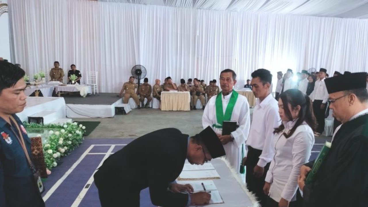 Ketua KPU Rejang Lebong Restu S Wibowo menandatangani berita acara pelantikan 468 anggota PPS di Kabupaten Rejang Lebong, Selasa, (24/1/2023). ANTARA/Nur Muhamad