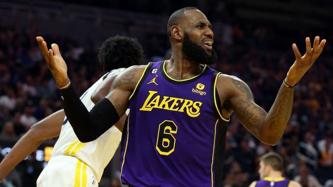 Eskpresi megabintang Los Angeles Lakers LeBron James mempertanyakan keputusan wasit saat pertandingan NBA melawan Golden State Warriors di Chase Center, California, Amerika Serikat, Selasa (18/10/2022) waktu setempat. (ANTARA/AFP/GETTY IMAGES/Ezra Shaw)