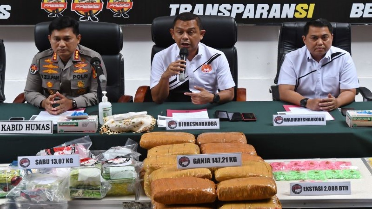 Arsip Foto - Dirnarkoba Polda Metro Jaya Kombes Mukti Juharsa (tengah), Kabid Humas Polda Metro Jaya Kombes Endra Zulpan (kiri), dan Wadir Narkoba Polda Metro Jaya AKBP Donny Alexander (kanan) memberikan keterangan kepada wartawan dalam konferensi pers ungkap kasus hasil Operasi Nila Jaya 2022 di Mapolda Metro Jaya, Jakarta, Selasa (13/12/2022). ANTARA FOTO/Aditya Pradana Putra/tom.