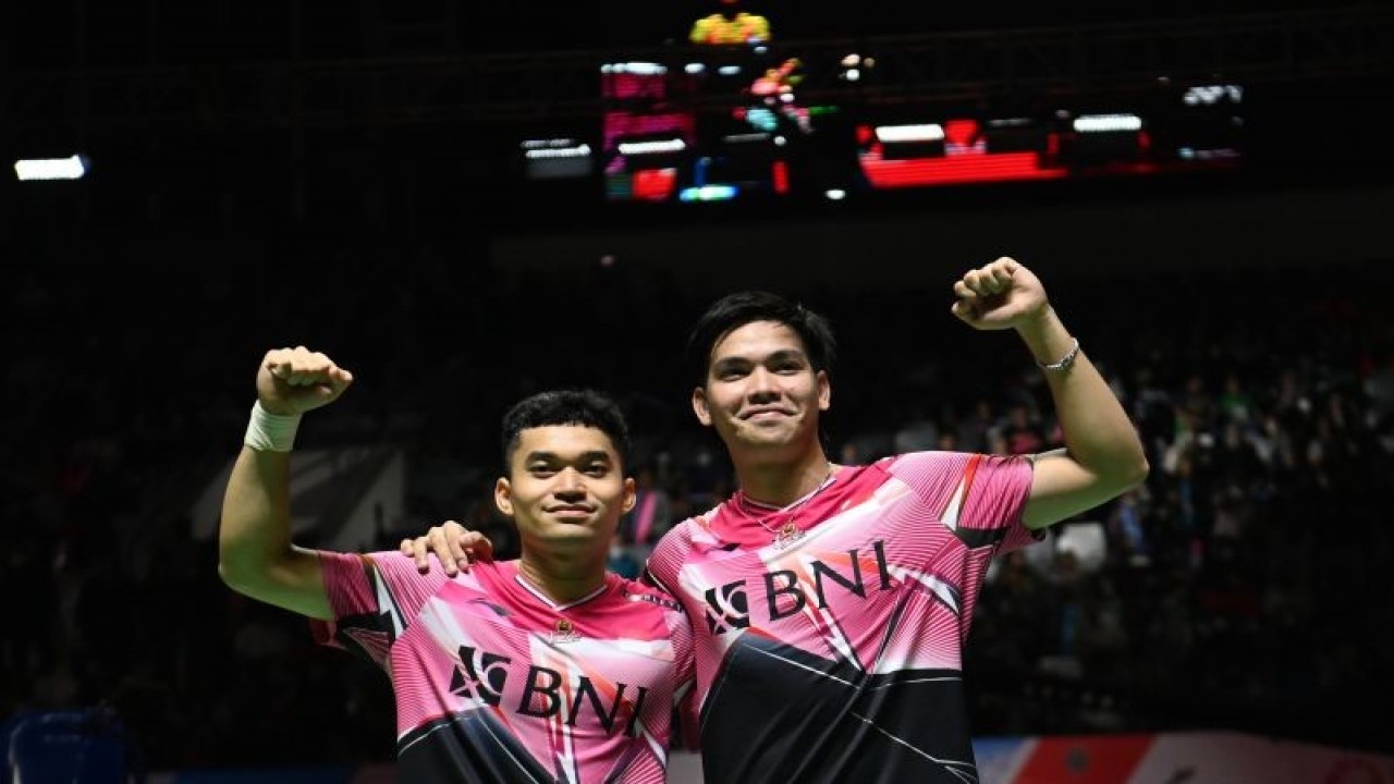 Pebulu tangkis ganda putra Indonesia Leo Rolly Carnando (kiri) dan Daniel Marthin (kanan) berselebrasi usai memenangkan pertandingan melawan pebulu tangkis ganda putra China He Ji Ting dan Zhou Hao Dong pada final turnamen Daihatsu Indonesia Masters 2023 di Istora Gelora Bung Karno, Jakarta, Minggu (29/1/2023). Leo Rolly Carnando dan Daniel Marthin menjadi juara ganda putra Daihatsu Indonesia Masters 2023 usai mengalahkan pebulu tangkis ganda putra China He Ji Ting dan Zhou Hao Dong dengan skor 21-17 dan 21-16. ANTARA FOTO/Indrianto Eko Suwarso/hp.