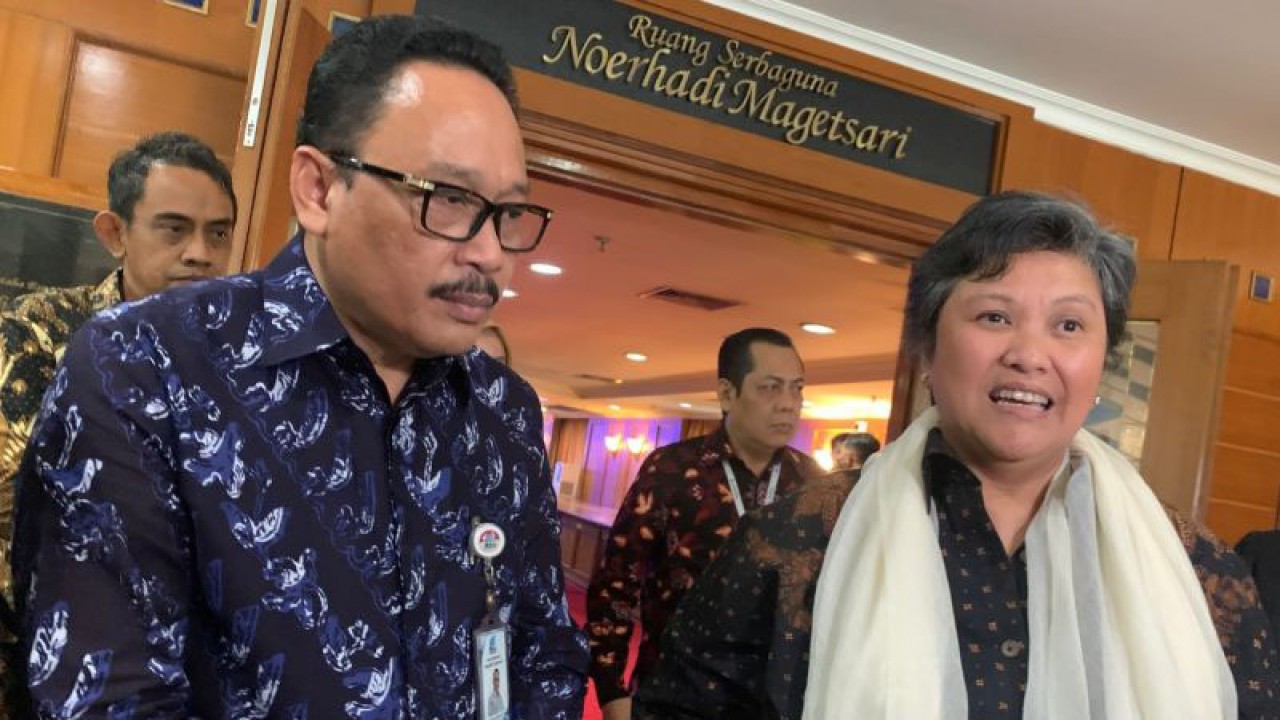 Wakil Ketua MPR RI Lestari Moerdijat (kanan) usai Seminar Dharma Samudera Pejuang Wanita. di Jakarta, Selasa (17/1/2023). FOTO ANTARA/Wuryanti Puspitasari.