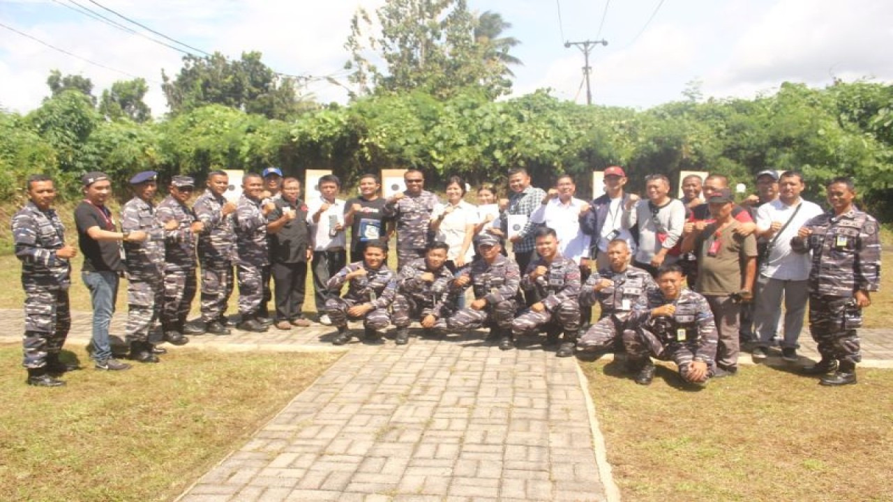 Danlanudal Manado Letkol (P) Tatang Yanuar Ristanto, bersama para prajurit dan wartawan. ANTARA/HO-Lanudal Manado (1)
