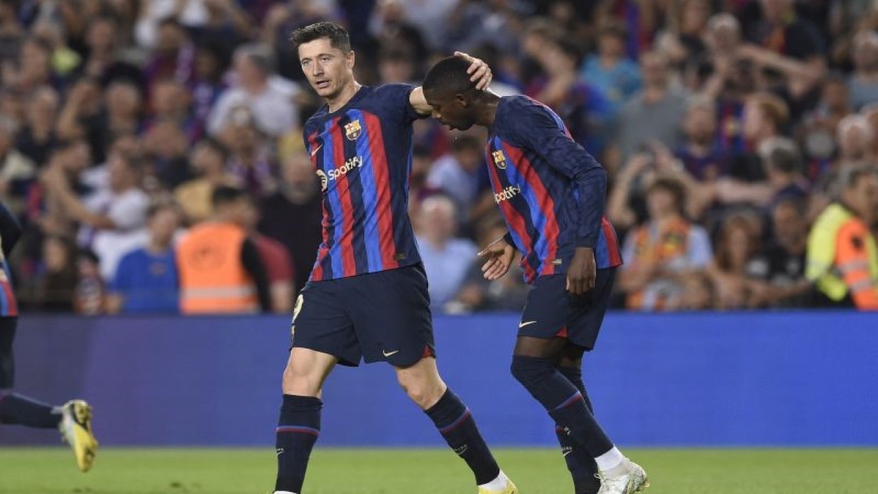 Robert Lewandowski bersama Ousmane Dembele (R) saat Barcelona menghadapi Athletic Club Bilbao dalam pertandingan Liga Spanyol di Camp Nou stadium, Barcelona pada 21 Oktober 2022. ANTARA/AFP/JOSEP LAGO
