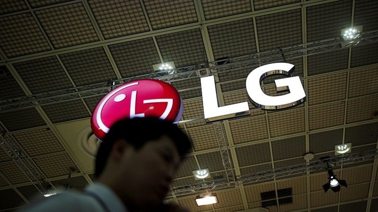 Arsip Foto - Seorang pria berbicara di teleponnya melintas logo LG Electronics selama Korea Electronics Show 2016 di Seoul, Korea Selatan, Kamis (27/10/2016). ANTARA/REUTERS/Kim Hong-Ji/am.