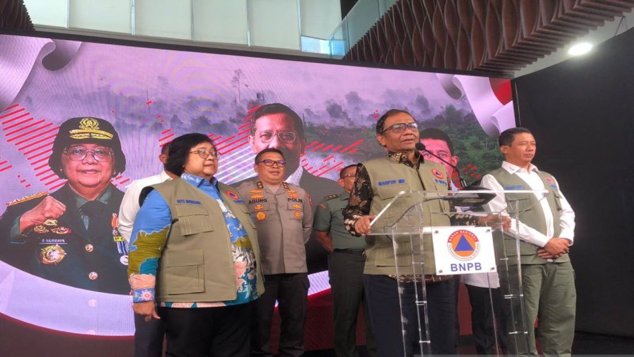 Menteri LHK Siti Nurbaya (kiri) bersama Menteri Polhukam Mahfud MD (tengah) dan Kepala BNPB Suharyanto (kanan) melakukan konferensi pers Kesiapsiagaan Menghadapi Karhutla 2023 di Graha BNPB, Jakarta, Rabu (25/1/2023). (ANTARA/Sugiharto purnama)