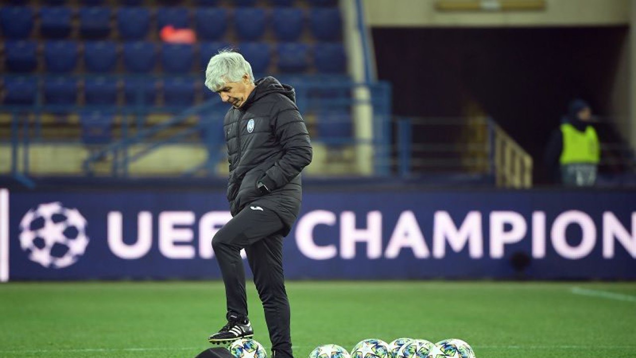 Arsip - Manajer Atalanta Gian Piero Gasperini bermain dengan bola saat memimpin sesi latihan timnya di Stadion Metalist, Kharkiv, Ukraina, Selasa (10/12/2019), jelang laga lanjutan Grup C Liga Champions melawan Shakhtar Donetsk. (ANTARA/AFP/Sergei Supinsky)