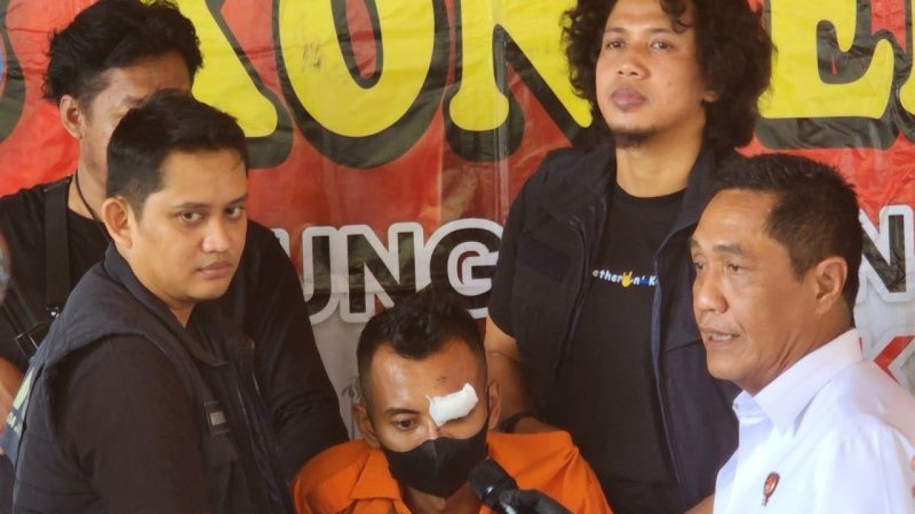 Direktur Reserse Kriminal Umum Polda Jateng Brigjen Pol.Djuhandani (kanan) menayai salah seorang pelaku perampokan pengusaha di Batang saat pers rilis di Mapolda Jateng, Senin. (ANTARA/ I.C.Senjaya)