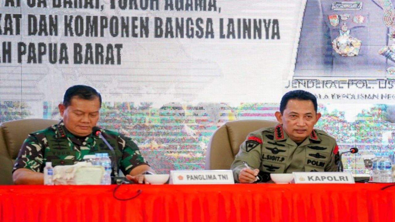 Kapolri Jenderal Polisi Listyo Sigit Prabowo (kanan) dan Panglima TNI Laksamana Yudo Margono melakukan pertemuan dengan Forkopimda Papua Barat, Selasa (10/1/2023). ANTARA/HO-Divisi Humas Polri