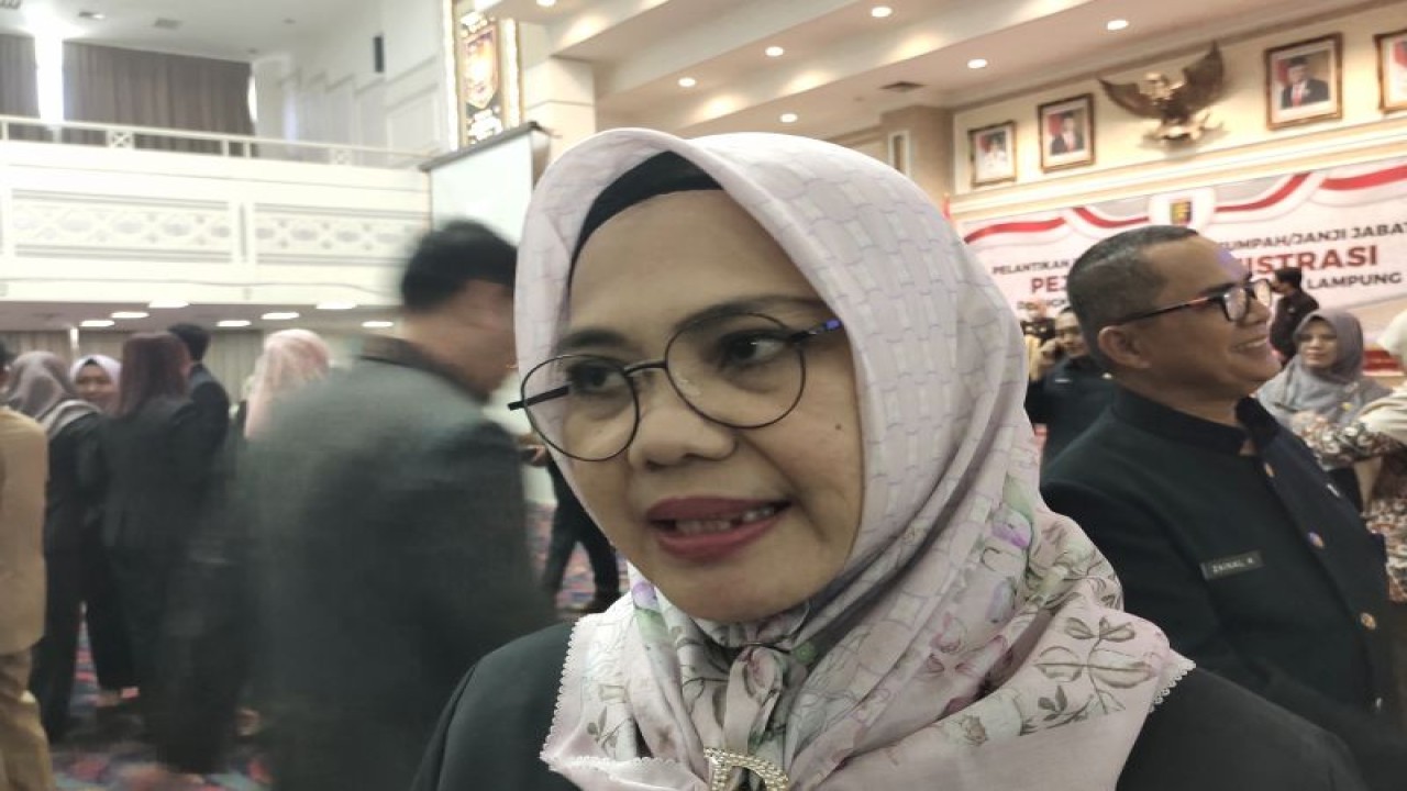 Kepala Dinas Kelautan dan Perikanan Provinsi Lampung Liza Derni memberi keterangan, Jumat (13/1/2023). ANTARA/Ruth Intan Sozometa Kanafi.