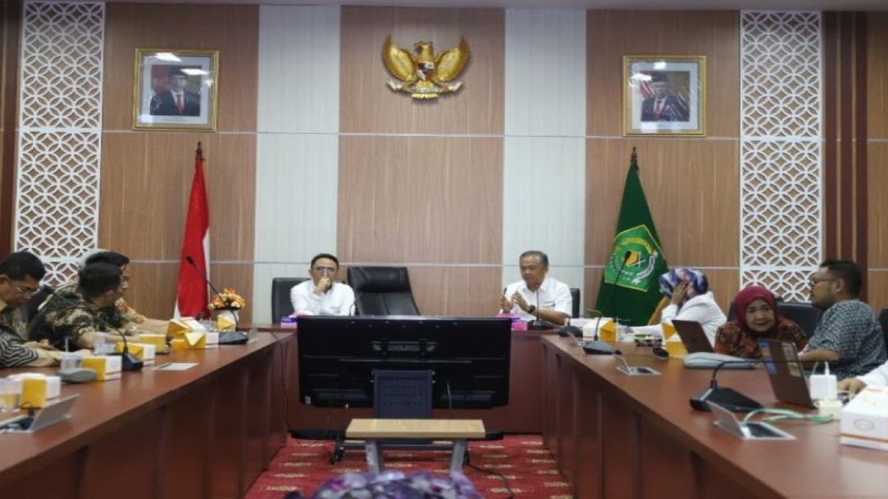 Badan Penyelenggara Jaminan Produk Halal (BPJPH) Kementerian Agama bersama Lembaga Nasional Single Window (LNSW) saat menyosialisasikan kode 952 produk halal. ANTARA/HO-Kemenag