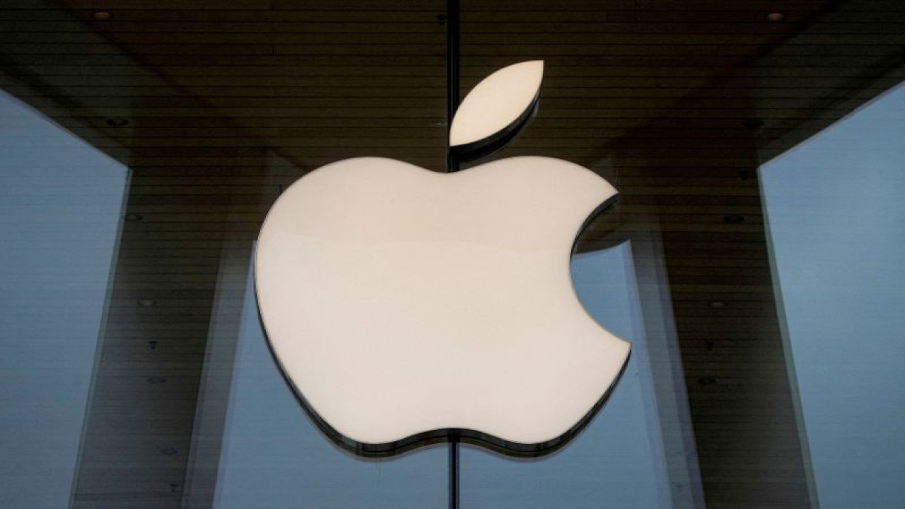 Logo Apple terlihat di Apple Store yang ada di Brooklyn, New York, Amerika Serikat. Foto diambil 23 Oktober 2020. (ANTARA/REUTERS/BRENDAN MCDERMID)