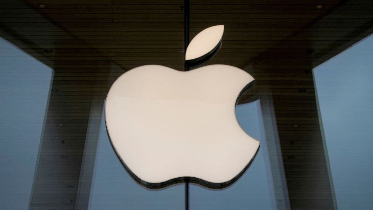 Logo Apple terlihat di Apple Store Brooklyn, New York, AS. Foto diambil pada 23 Oktober 2020 (REUTERS/BRENDAN MCDERMID)