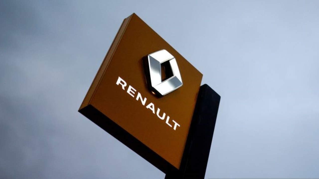 Logo Renault di sebuah diler di Vertou, dekat Nantes, Prancis (13/1/2021). (REUTERS/Stephane Mahe)