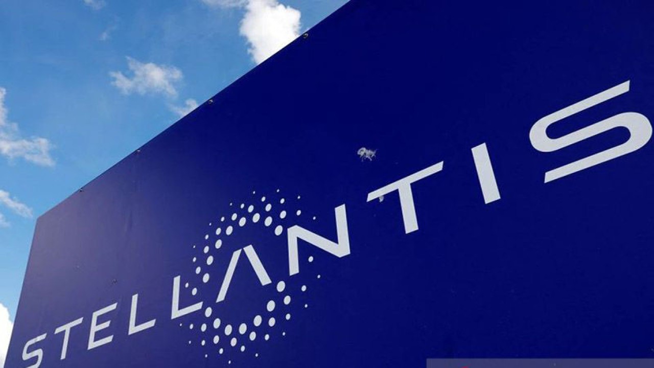 Arsip Foto - Logo Stellantis di pintu masuk pabrik perusahaan di Hordain, Prancis, Rabu (7/7/2021). ANTARA/REUTERS/Pascal Rossignol/am.