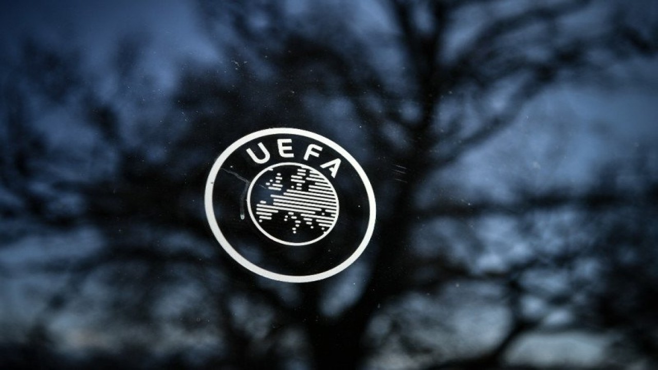 Foto yang diambil pada 28 Februari 2020 menunjukkan logo UEFA dari sebuah kaca di markas badan sepak bola Eropa itu di Nyon, Swiss. (Photo by FABRICE COFFRINI / AFP) (AFP/FABRICE COFFRINI)