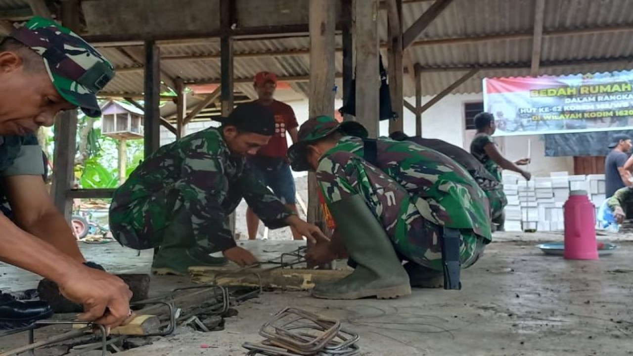 Anggota TNI Kodim Lombok Tengah saat melakukan program bedah rumah bagi warga kurang mampu (ANTARA/Humas Kodim 1620 Lombok Tengah)