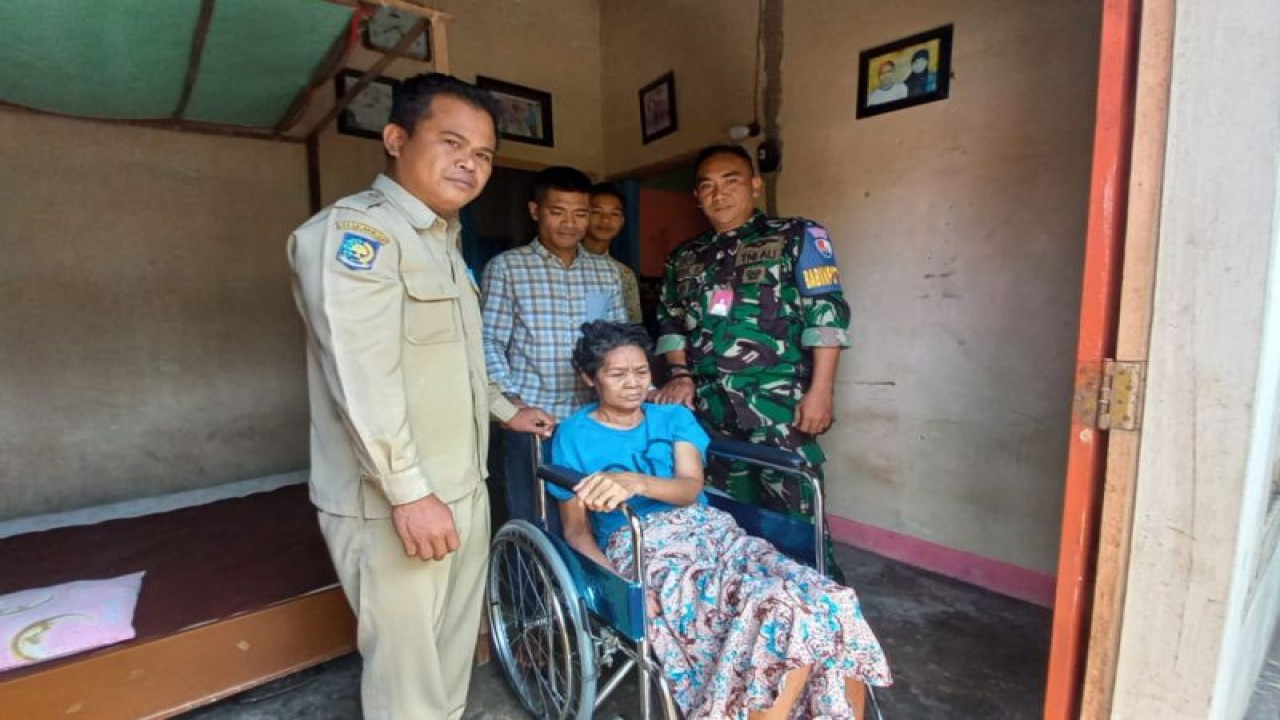 Acara penyerahan kursi roda kepada warga yanv mengalami lumpuh di Kabupaten Lombok Timur, NTB (ANTARA/Humas TNI AU Bandara Udara ZAM Mataram)