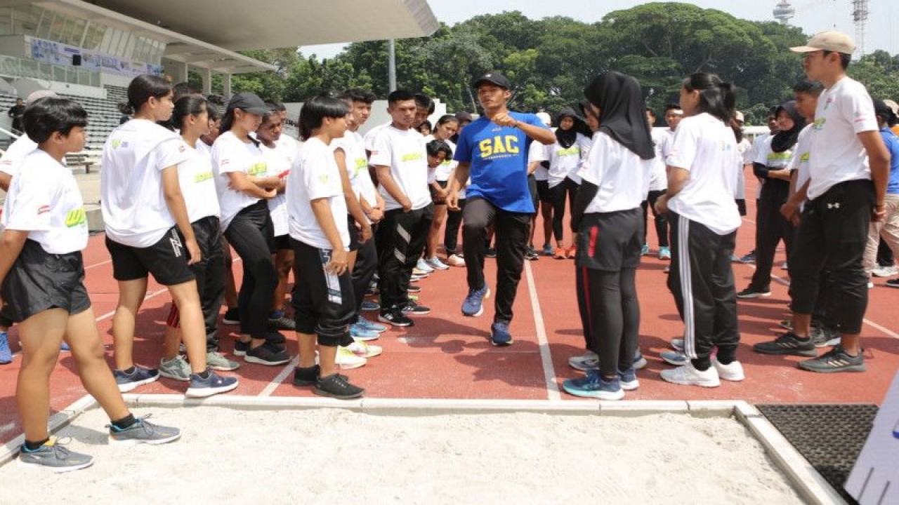 Atlet nasional Febri Prasetyo memberikan materi take off kepada peserta lompat jauh dalam Kejuaraan Atletik Pelajar atau Student Athletics Championships (SAC) di Stadion Madya, Senayan, Jakarta, Kamis (11/1/2023). (ANTARA/HO-SAC)