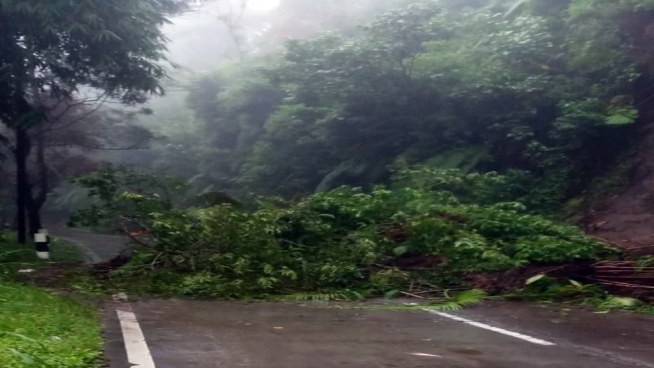 Kondisi bencana tanah longsor yang menutup badan jalan jalur SSB di Desa Jrakah Kecamatan Selo, Kabupaten Boyolali, pada Minggu (8/1/2023). ANTARA/HO--istimewa.