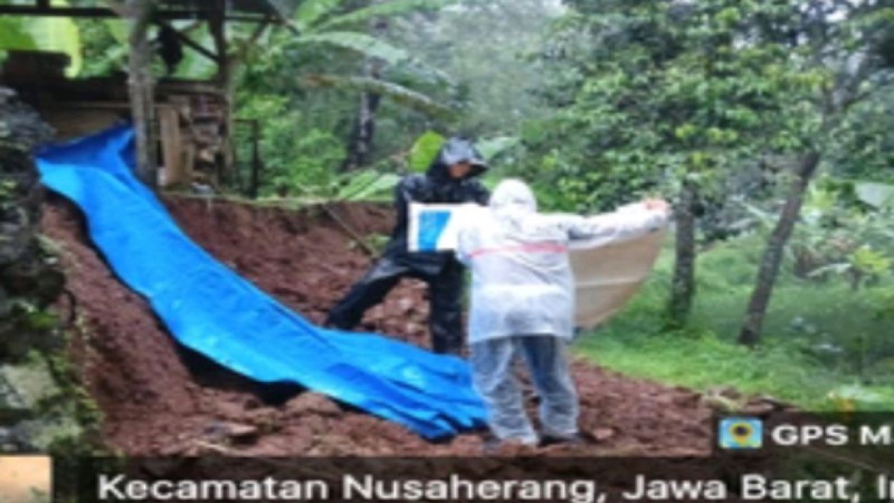 Lokasi longsor yang mengakibatkan seorang meninggal dunia di Kabupaten Kuningan, Jawa Barat, Minggu (22/1/2023). (ANTARA/Ho BPBD Kabupaten Kuningan)
