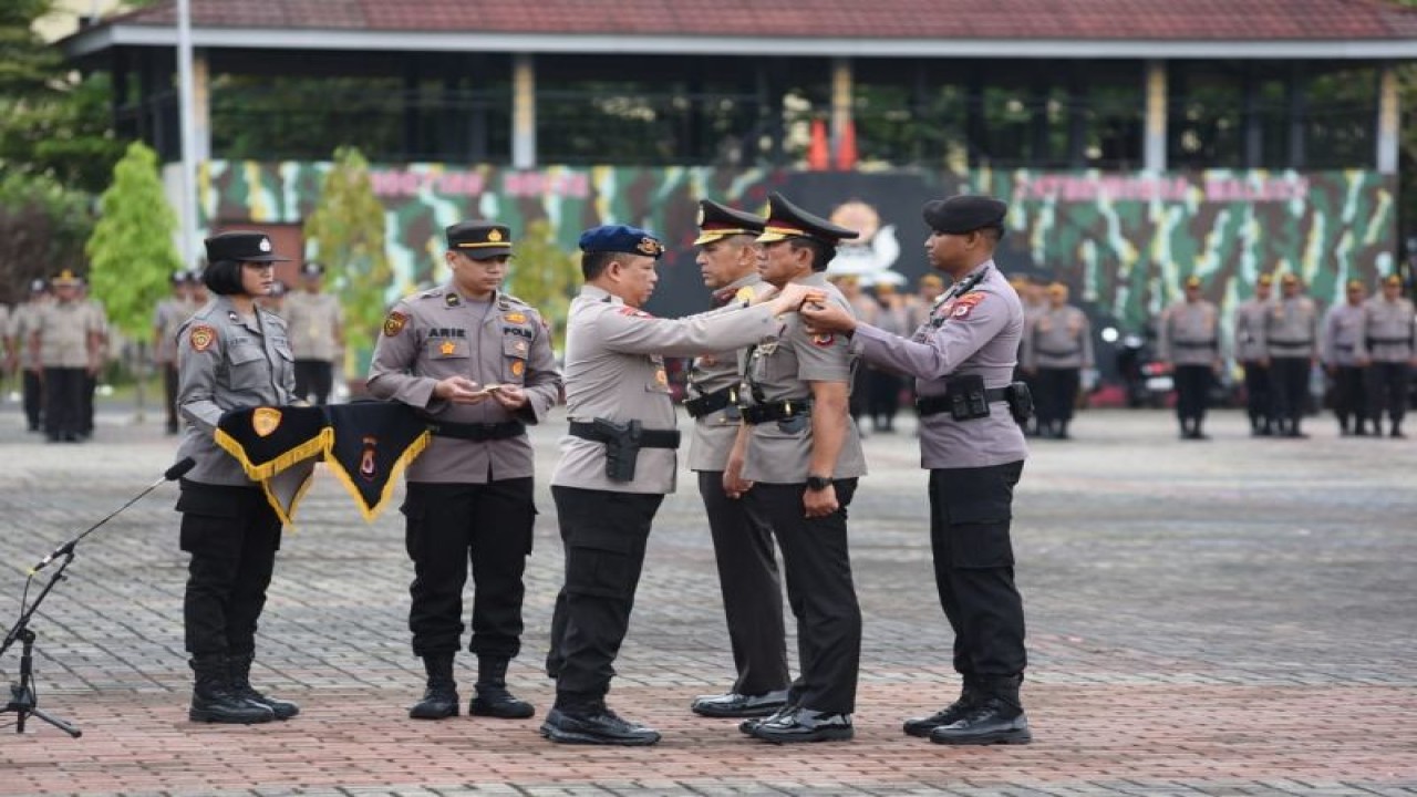 Kapolda Maluku Irjen Polisi Lotharia Latif memimpin sertijab Wakapolda Maluku di Lapangan Letkol Pol Chr Tahapary Tantui, Ambon, Selasa (10/1/2023). ANTARA/HO-Polda Maluku