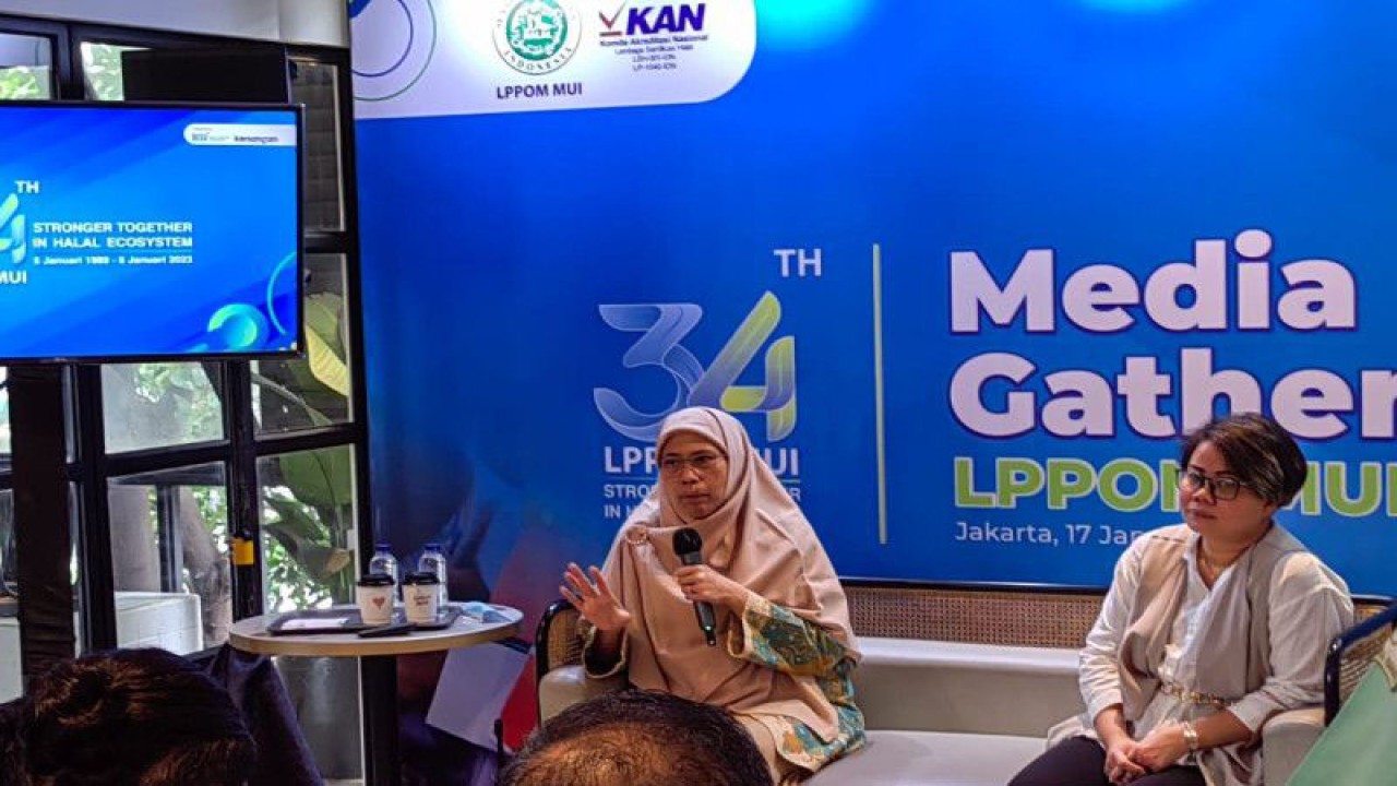 Direktur Utama Lembaga Pengkajian Pangan, Obat-obatan, dan Kosmetika Majelis Ulama Indonesia (LPPOM MUI) Muti Arintawati dalam Media Gathering di Jakarta, Selasa (17/1/2023). (ANTARA/Asep Firmansyah)